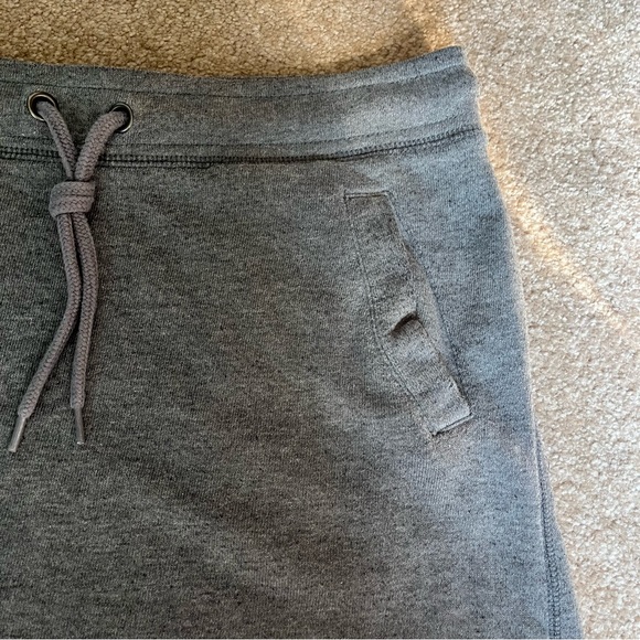 EUC Women’s Forever 21 Rounded Hem Skirt size Medium in Gray - Picture 3 of 5